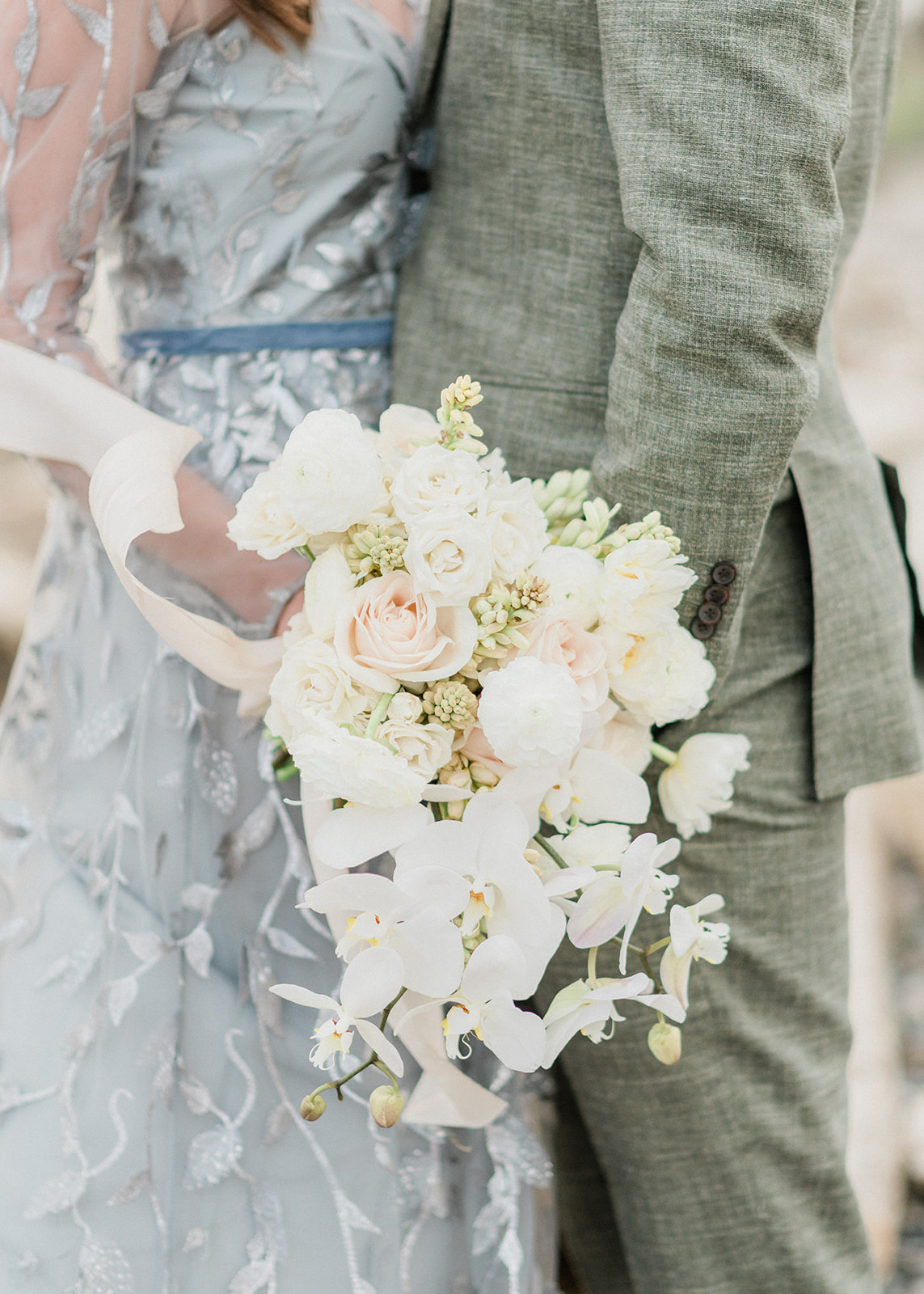 Discovery-Park-Elopement-Bouquet-Details.jpg Bouquet details with blush roses and white orchids