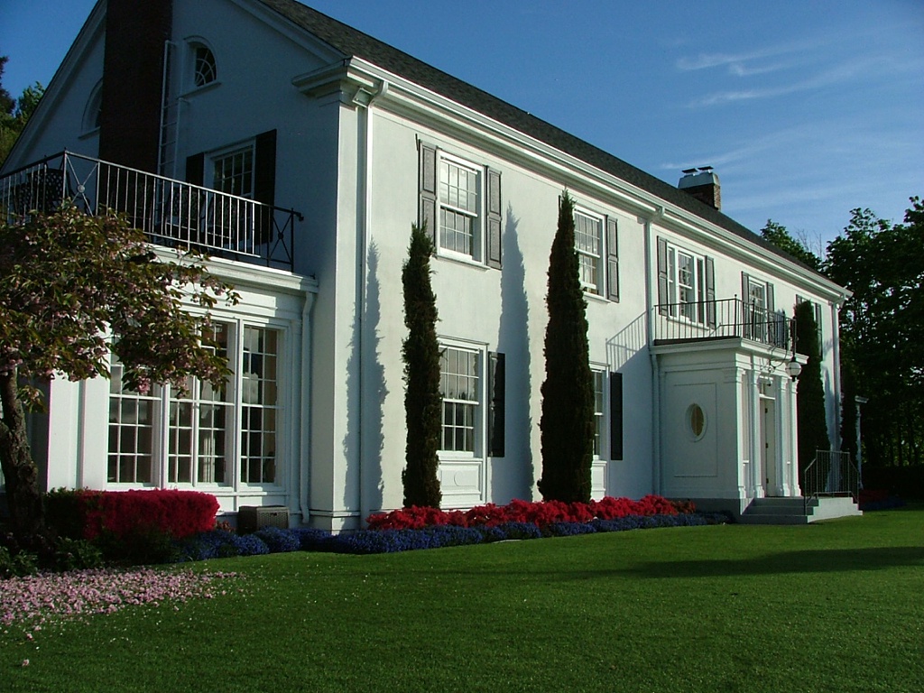 Folk Art Flowers Best Outdoor Wedding Venues in Seattle_0012 The Admiral's House, on a clear blue sky day with beautifully manicured lawn and gardens