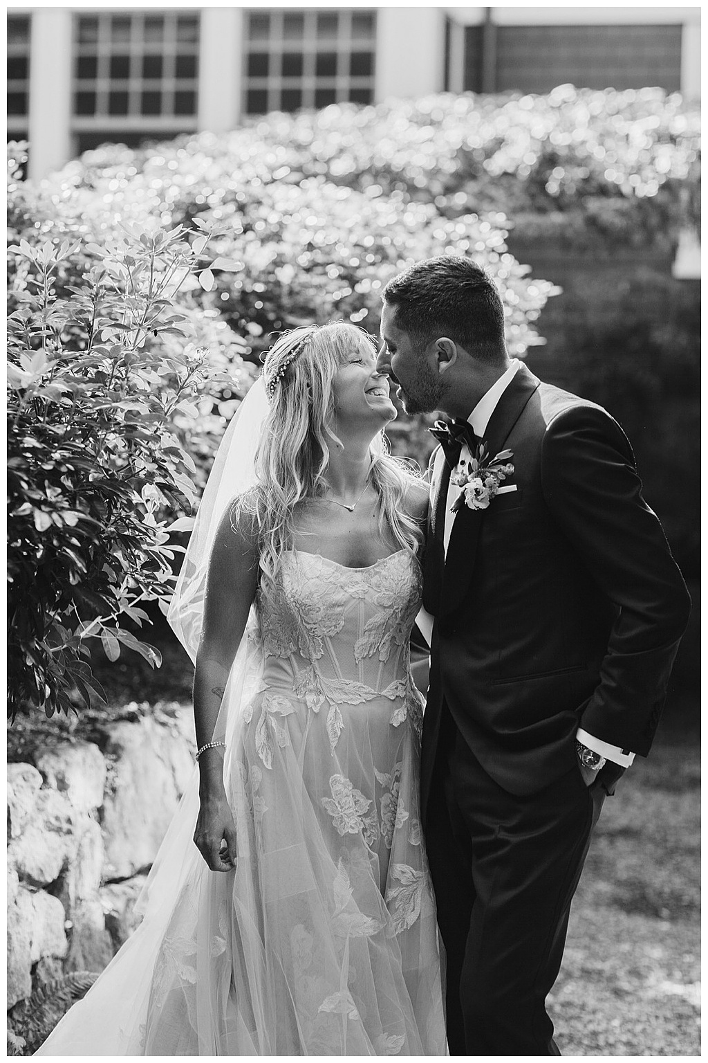 Seattle-Wedding-Florist-Bloom-Poet-Fall-Wedding-Boho-Flowers-Couple-Kissing a black-and-white image of the couple kissing