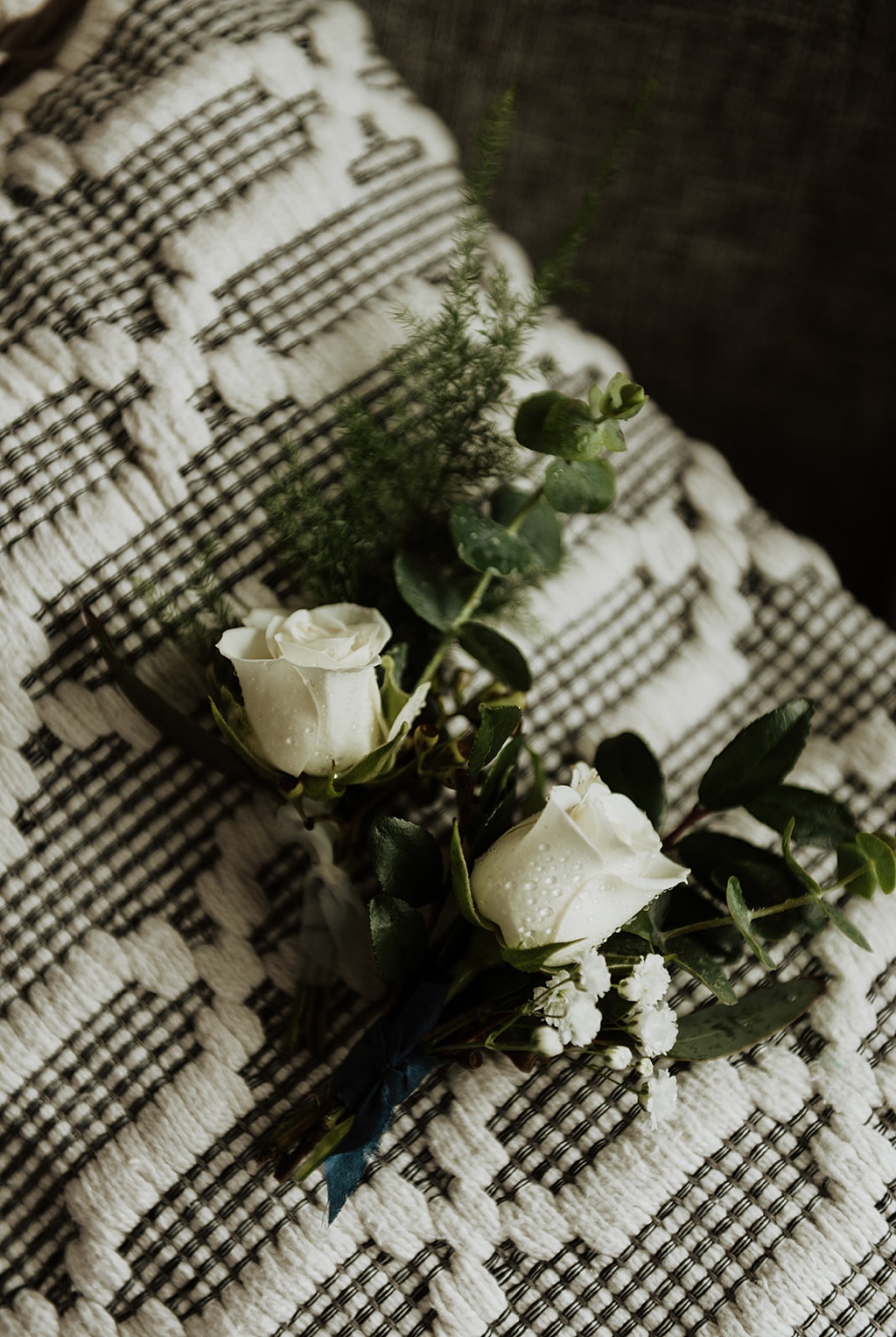 Classic white boutonnieres for the grooms