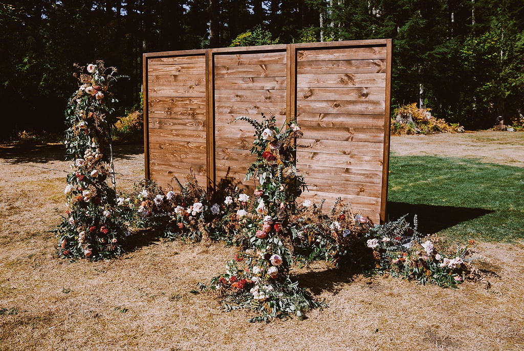 Bloom-Poet-Seattle-Wedding-Florist-Summer-Wedding-Arch An asymmetrical wedding arch with floral backdrop for this summer wedding